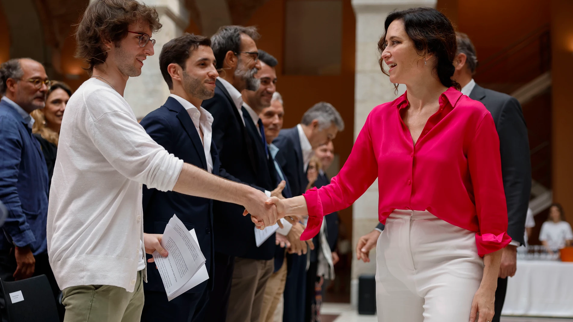 MADRID, 03/06/2025.- La presidenta de la Comunidad de Madrid, Isabel Díaz Ayuso, durante la presentación de una tecnología pionera basada en Inteligencia Artificial (IA) que mejorará la experiencia de los visitantes a los museos de la región, este martes en la Real Casa de Correos. EFE/ Mariscal