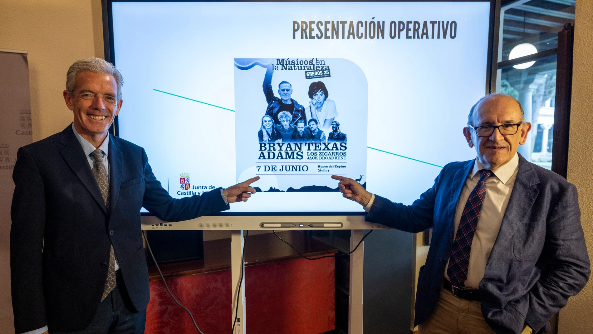 El director general de Infraestructuras y Sostenibilidad Ambiental, José Manuel Jiménez (D), presenta el operativo de Músicos en la Naturaleza 2025. A su lado el delegado territorial de la Junta de CyL, José Francisco Hernández Herrero