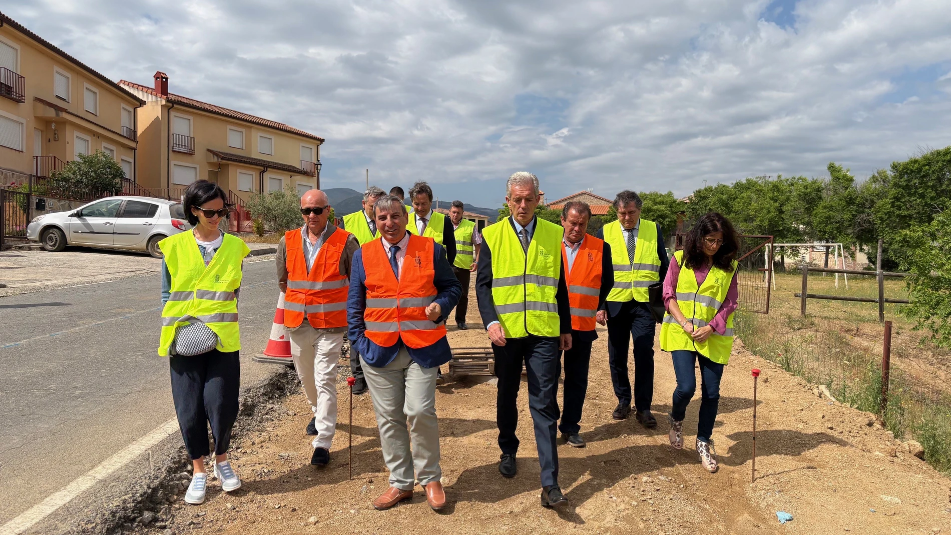 San zMerino visita junto a José Francisco Hernández, entre otros, las obras de mejora de la travesía de Burgohondo, en la provincia de Ávila