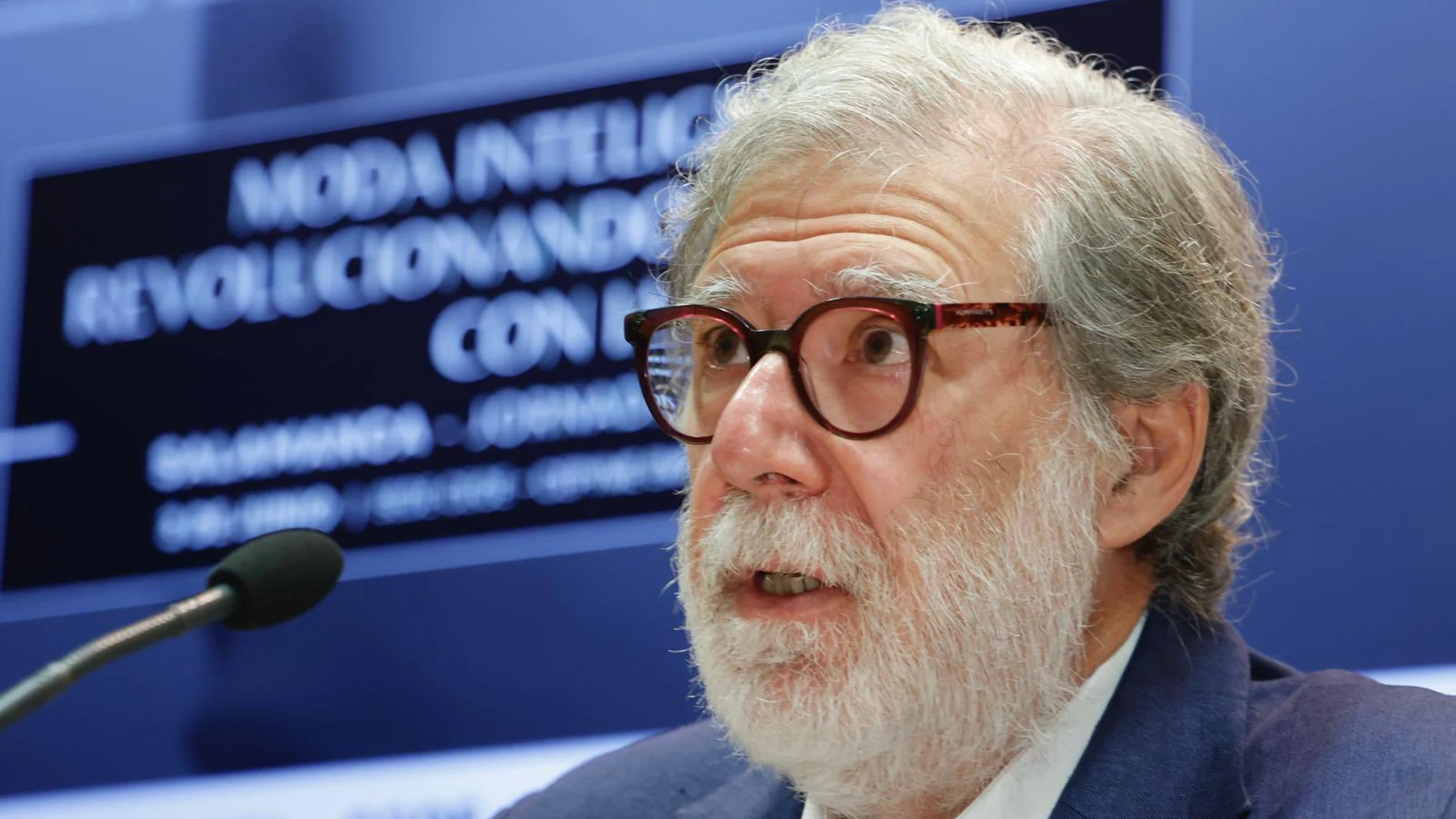 Santiago Aparicio, presidente de la patronal CEOE Castilla y León, interviene en la jornada sobre IA en el sector textil