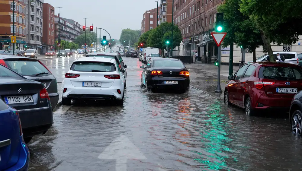 Coches circulando por Valladolid sobre el agua