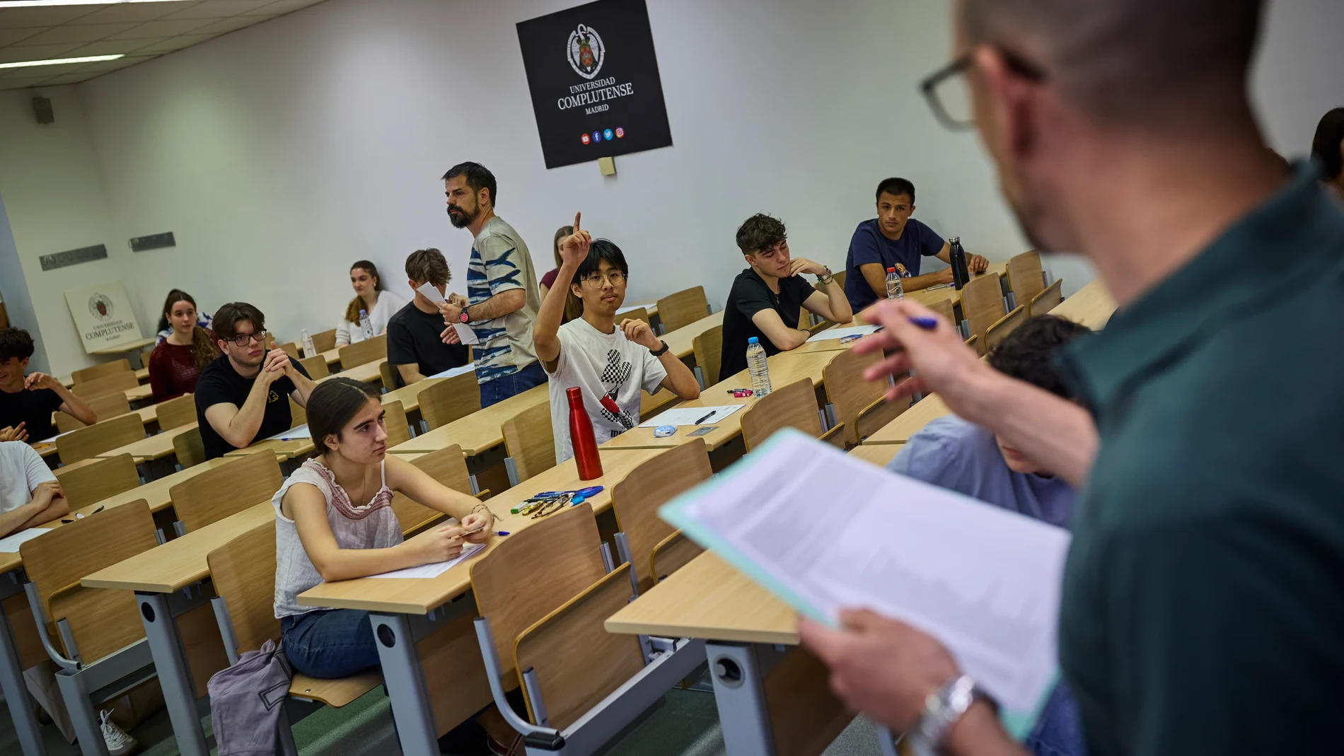 Los días 3, 4, 5 y 6 de junio, un total de 39.801 alumnos madrileños se examinan de la nueva Prueba de Acceso a la Universidad (PAU), antigua EVAU / Selectividad. que este año será más exigente ya que solo habrá un modelo de examen por asignatura y se incluirán más preguntas prácticas, unos cambios que podrían impactar en las calificaciones. En la imagen, estudiantes esta mañana antes de los exámenes en Madrid, en la Facultad de Ciencias Químicas de la Ciudad Universitaria.© Alberto R. Roldá...