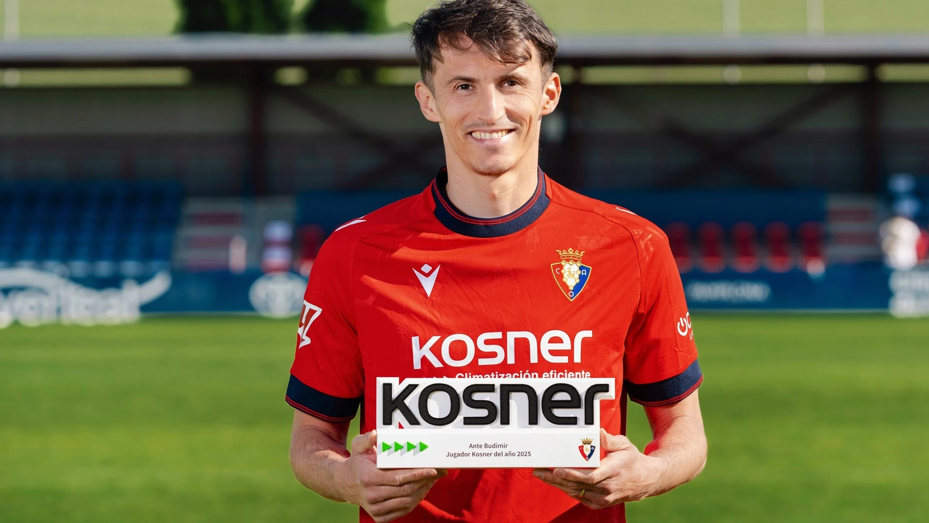 El croata Ante Budimir posa con el premio Kosner como mejor jugador de la temporada del CA Osasuna. REMITIDA / HANDOUT por KOSNER Fotografía remitida a medios de comunicación exclusivamente para ilustrar la noticia a la que hace referencia la imagen, y citando la procedencia de la imagen en la firma 21/05/2025