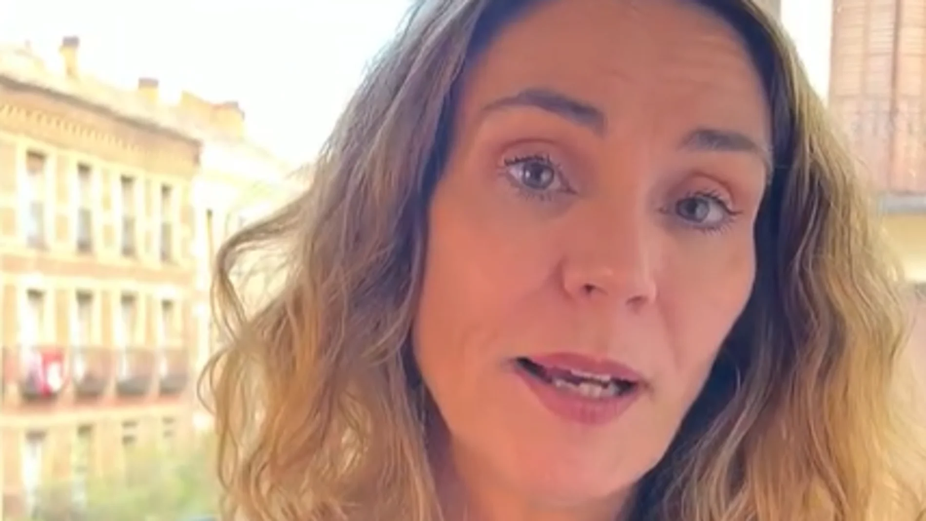 Ángela durante su vídeo