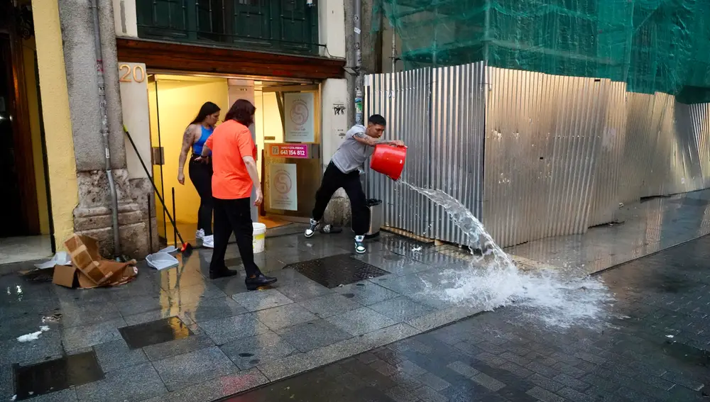 Achicando agua en una tienda en Valladolid
