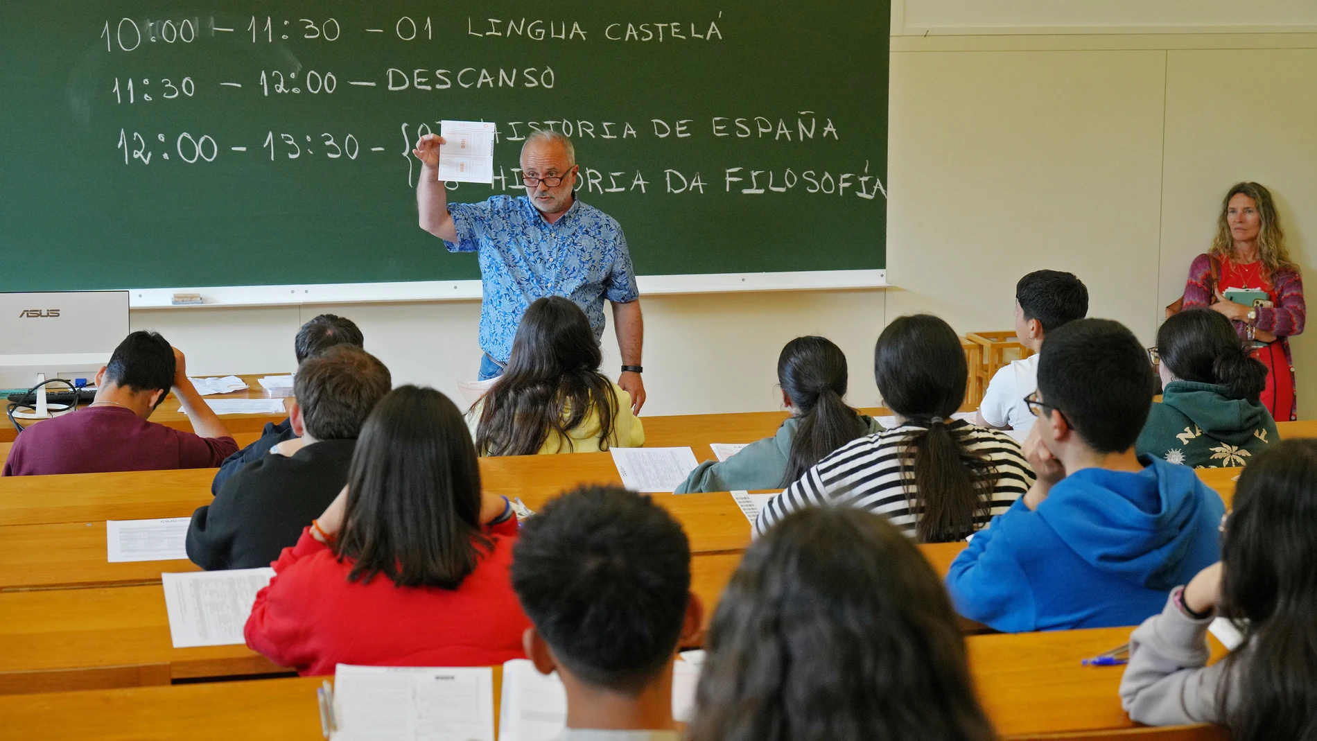 Alumnos durante el primer día de selectividad en Galicia, a 3 de junio de 2025, en Santiago de Compostela, A Coruña, Galicia (España). Un total de 12.946 estudiantes gallegos están matriculados para participar, entre este martes y este jueves, 3, 4 y 5 de junio, en la convocatoria ordinaria de la Prueba de Acceso a la Universidad (PAU), según el nuevo nombre que se le ha dado a la tradicionalmente conocida como 'selectividad'. La convocatoria de este año contiene grandes novedades, después de...