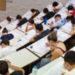 La nueva prueba de acceso a la universidad (PAU), arranca este martes en 15 comunidades autónomas para cerca de 270.000 estudiantes