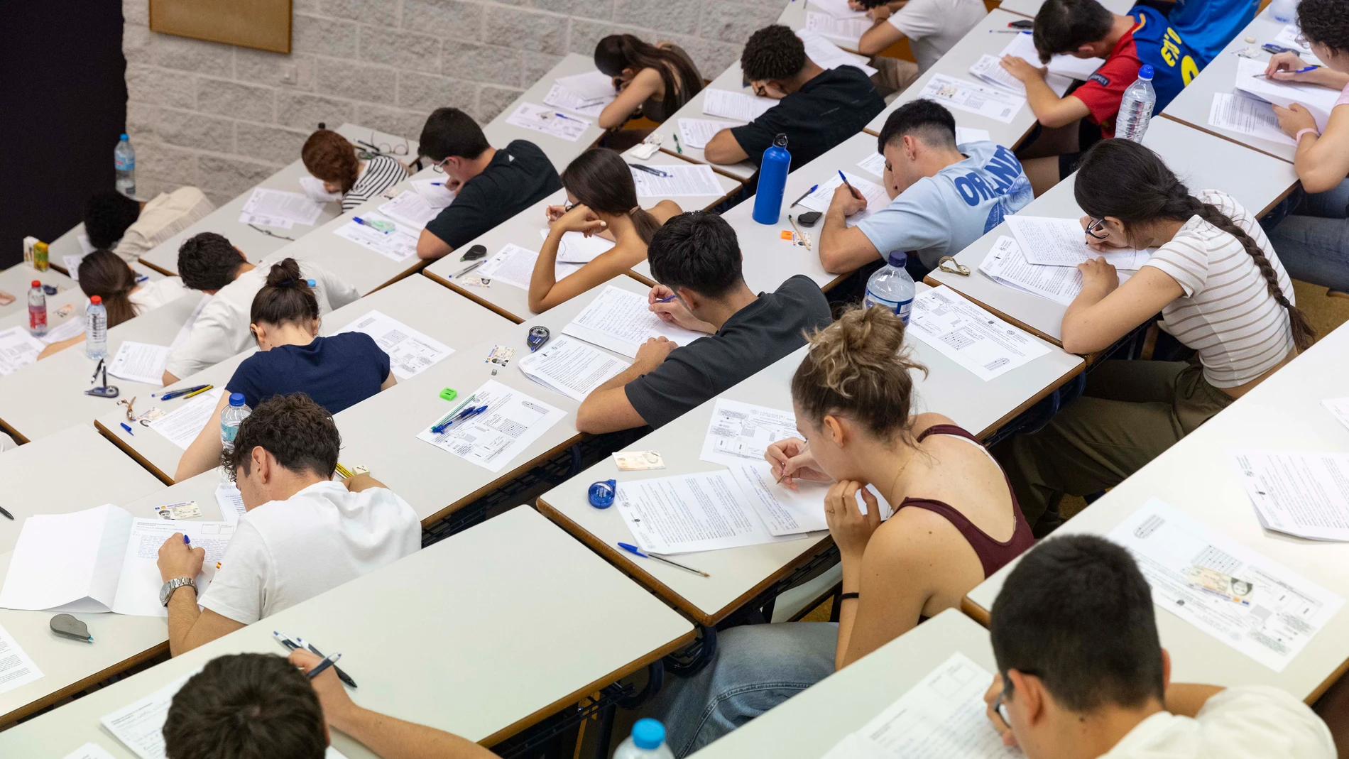 MURCIA, 03/06/2025.- Alumnos de bachillerato, durante el examen de la PAU, este martes en el Aulario General del Campus de Espinardo de la Universidad de Murcia. La nueva prueba de acceso a la universidad (PAU), mucho más práctica y que solo tendrá un modelo de examen por asignatura, arranca este martes en 15 comunidades autónomas para cerca de 270.000 estudiantes que afrontarán entre tres y cuatro días de pruebas. EFE/Marcial Guillén