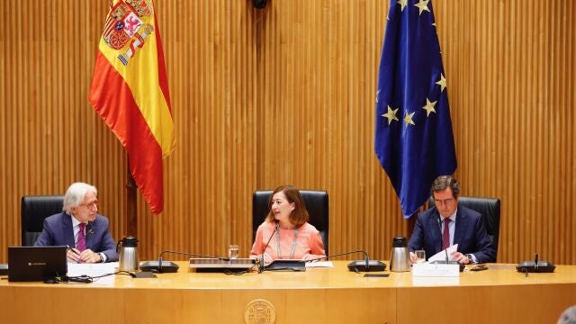 Josep Sánchez Llibre, Francina Armengol y Antonio Garamendi, durante el encuentro de la Sociedad Barcelonesa de Estudios Económicos y Sociales de Foment del Trebal, en el Congreso. 