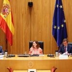 Josep Sánchez Llibre, Francina Armengol y Antonio Garamendi, durante el encuentro de la Sociedad Barcelonesa de Estudios Económicos y Sociales de Foment del Trebal, en el Congreso. 