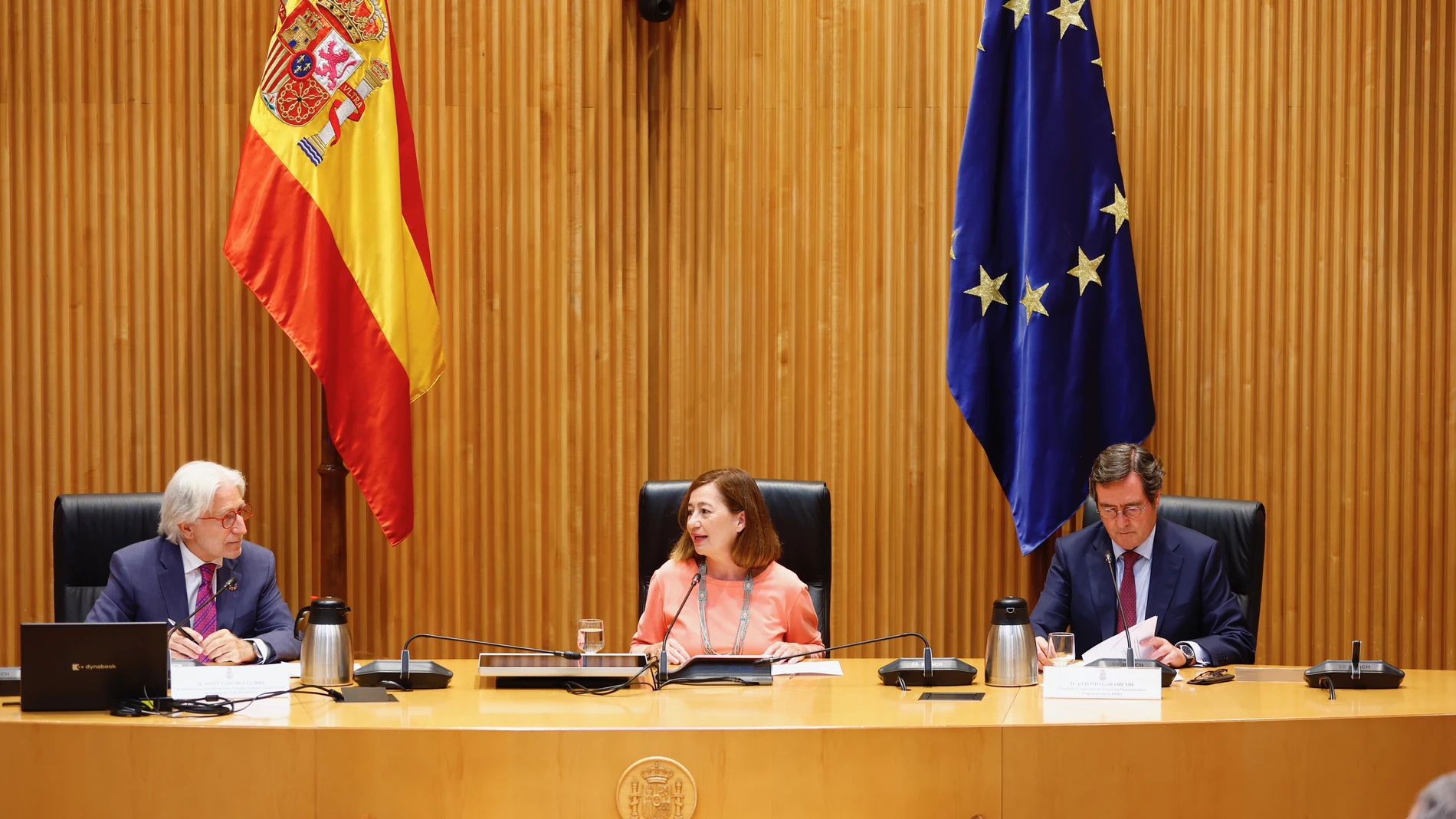 Josep Sánchez Llibre, Francina Armengol y Antonio Garamendi, durante el encuentro de la Sociedad Barcelonesa de Estudios Económicos y Sociales de Foment del Trebal, en el Congreso.