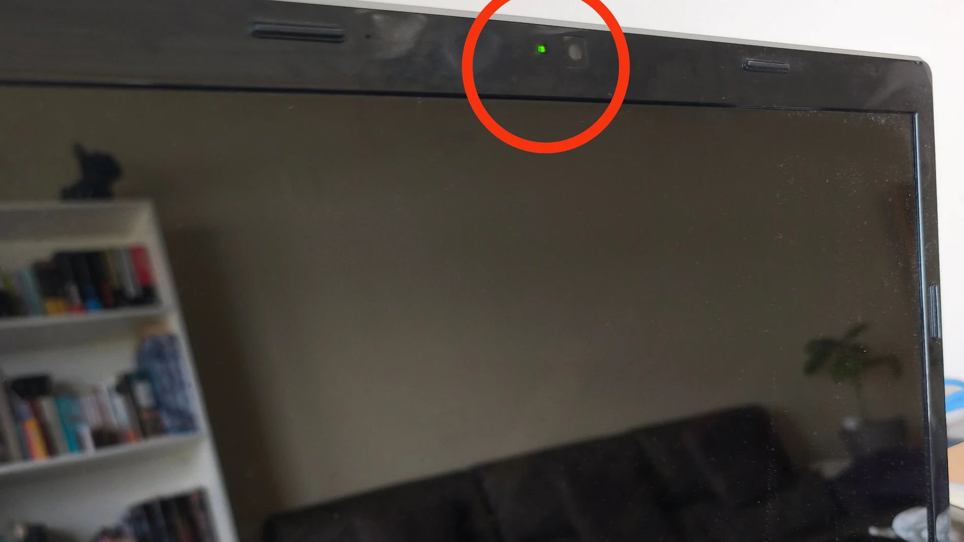 Luz junto a la cámara del portátil encendida qué significa y para qué sirve