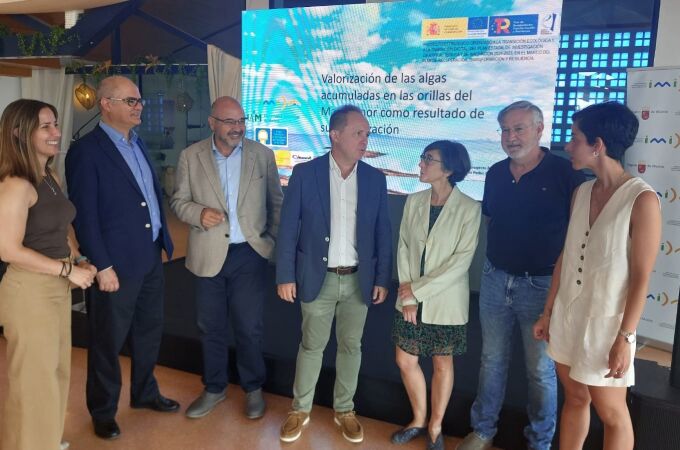El director general del Mar Menor, Víctor Serrano, y el director del Instituto Murciano de Investigación y Desarrollo Agrario y Medioambiental (IMIDA), Andrés Martínez, junto a los investigadores en la Jornada del proyecto Algarikón