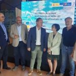 El director general del Mar Menor, Víctor Serrano, y el director del Instituto Murciano de Investigación y Desarrollo Agrario y Medioambiental (IMIDA), Andrés Martínez, junto a los investigadores en la Jornada del proyecto Algarikón