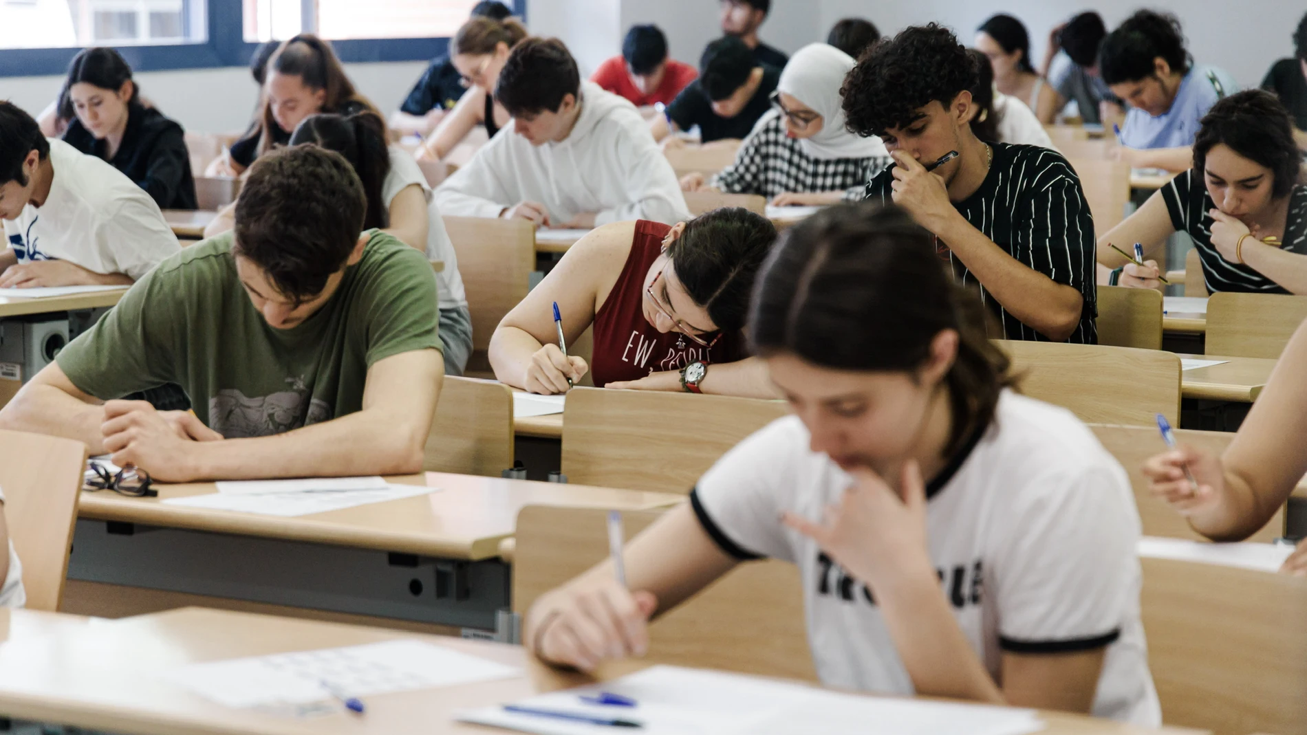 Varios alumnos realizan el primer examen durante la primera jornada de la PAU 2025, en la Facultad de Químicas, durante la primera jornada de selectividad en Madrid, a 3 de junio de 2025, en Madrid (España). Unos 40.000 estudiantes madrileños se presentan a las Pruebas de Acceso a la Universidad (PAU), que se celebran del 3 al 6 de junio en convocatoria ordinaria y del 1 al 3 de julio en la extraordinaria. Este año han realizado cambios como la elección de preguntas en los exámenes, al menos ...