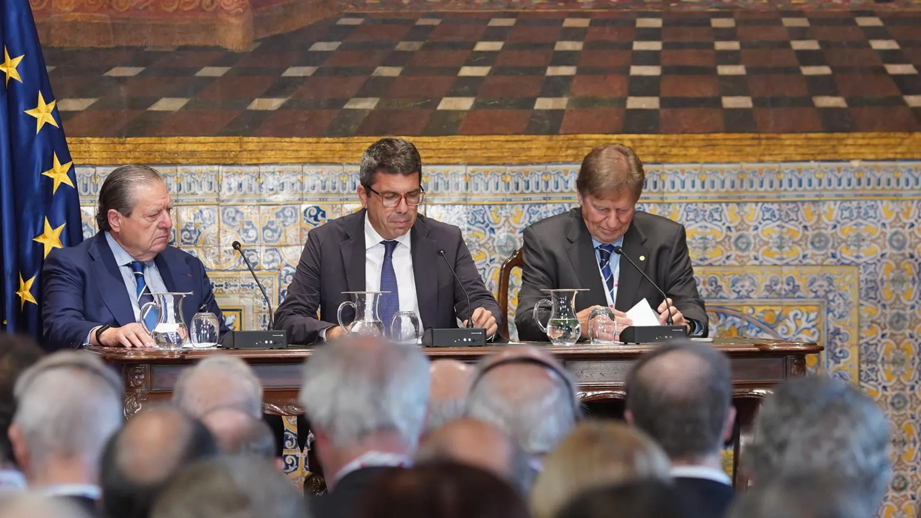 El presidente de AVE, Vicente Boluda, el presidente de la Generalitat, Carlos Mazón, y el director general de PRJI, Javier Quesada