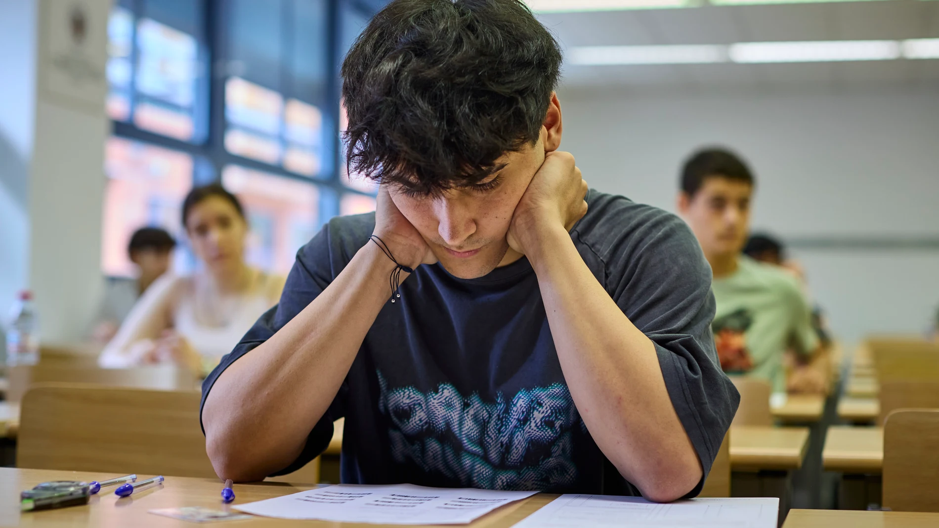 Los días 3, 4, 5 y 6 de junio, un total de 39.801 alumnos madrileños se examinan de la nueva Prueba de Acceso a la Universidad (PAU), antigua EVAU / Selectividad. que este año será más exigente ya que solo habrá un modelo de examen por asignatura y se incluirán más preguntas prácticas, unos cambios que podrían impactar en las calificaciones. En la imagen, estudiantes esta mañana antes de los exámenes en Madrid, en la Facultad de Ciencias Químicas de la Ciudad Universitaria. © Alberto R. Roldá...