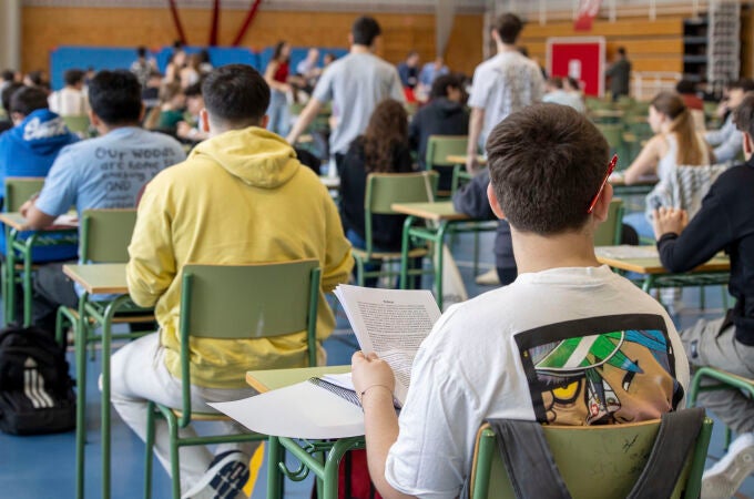 La nueva prueba de acceso a la universidad (PAU), arranca este martes en 15 comunidades autónomas para cerca de 270.000 estudiantes