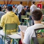 La nueva prueba de acceso a la universidad (PAU), arranca este martes en 15 comunidades autónomas para cerca de 270.000 estudiantes