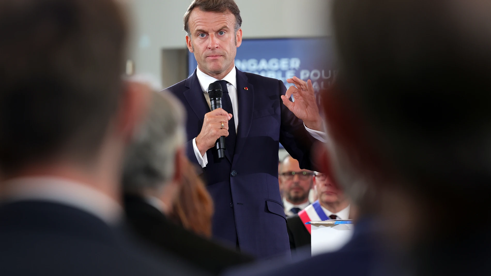 WALLERS (France), 03/06/2025.- French President Emmanuel Macron delivers a speech during an inauguration of a France Services house in Wallers, Hauts-de-France, France, 03 June 2025. (Francia) EFE/EPA/TERESA SUAREZ / POOL