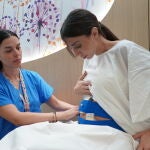  Paciente a la que le están colocando el transductor inalámbrico