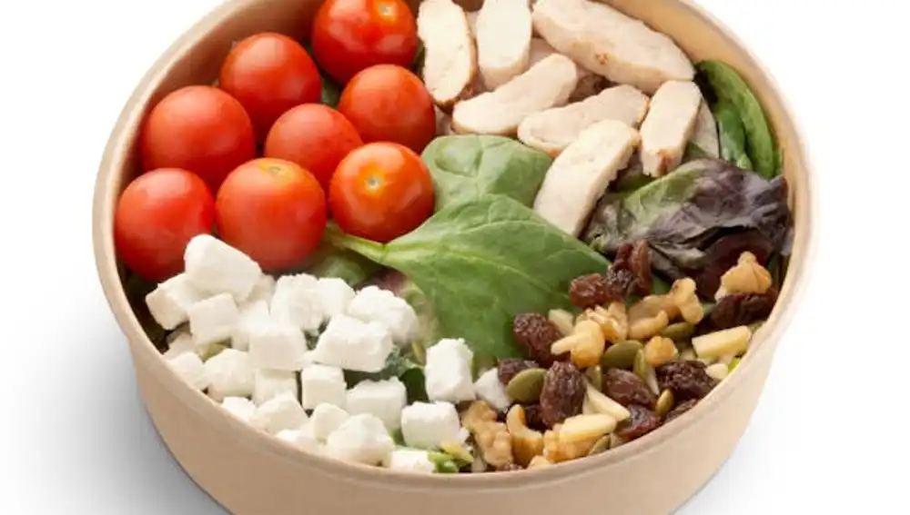 Ensalada de pollo, queso y frutos secos