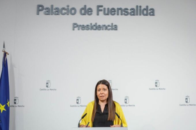 La consejera de Bienestar Social, Bárbara García Torijano, informa en rueda de prensa, en el Palacio de Fuensalida.