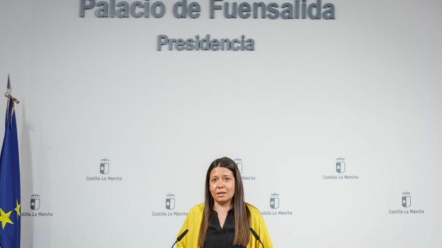 La consejera de Bienestar Social, Bárbara García Torijano, informa en rueda de prensa, en el Palacio de Fuensalida.