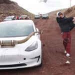 Un youtuber estadounidense lanza su Tesla a un acantilado para un vídeo