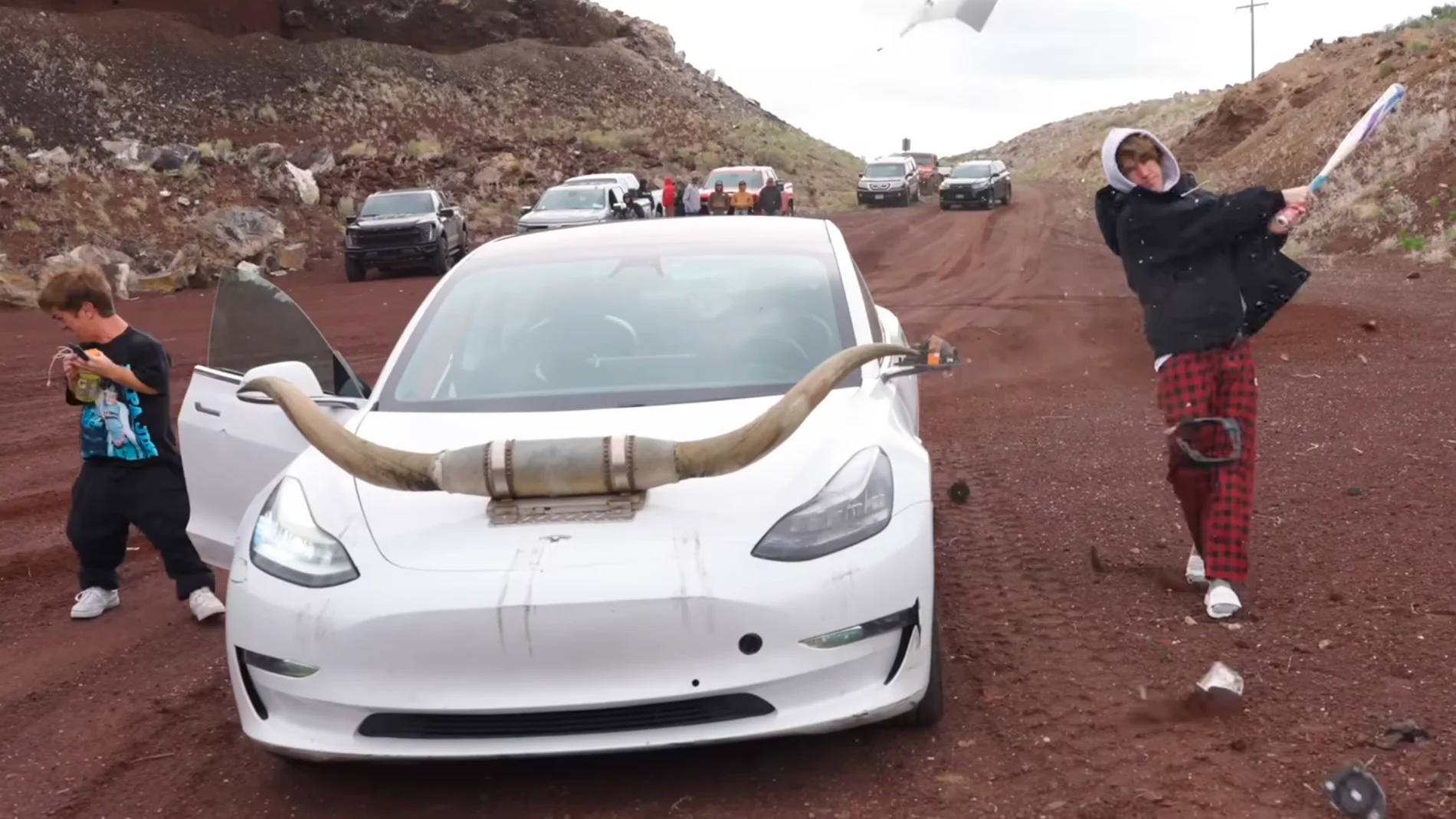 Un youtuber estadounidense lanza su Tesla a un acantilado para un vídeo