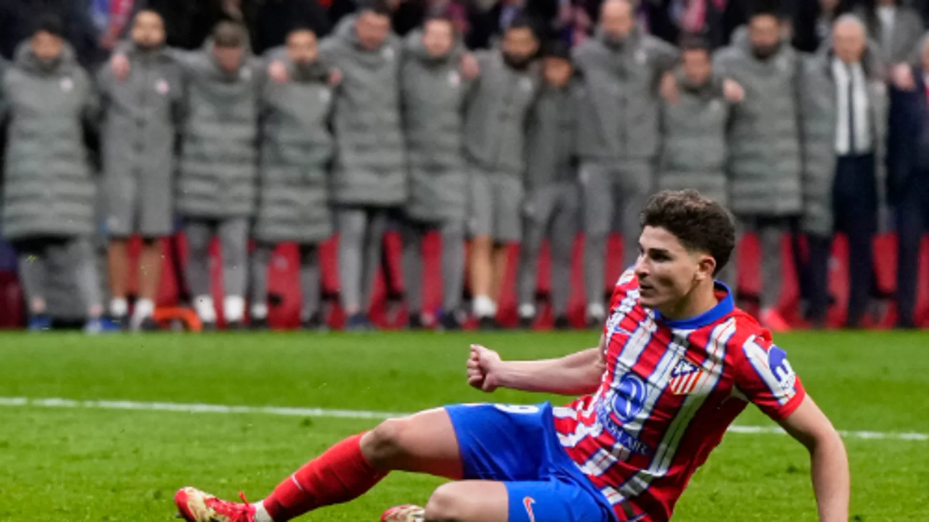 La IFAB cambia las reglas por el doble toque de Julián Álvarez