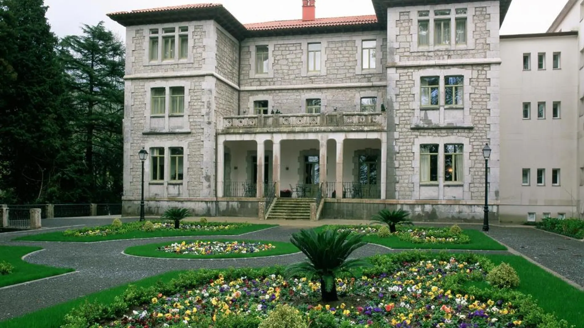 Esta es la residencia de verano de Alfonso Xlll donde te puede alojar en Cantabria