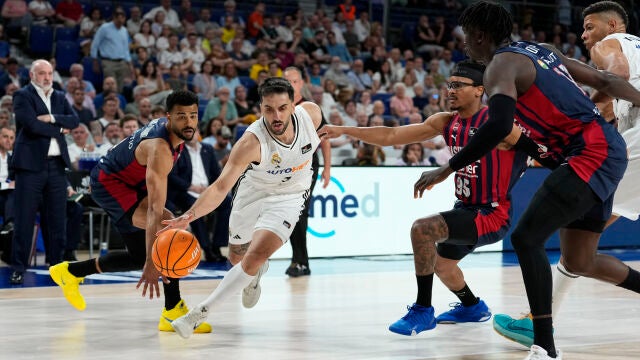 Campazzo escapa de la defensa del Baskonia