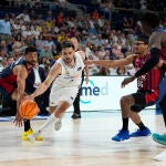 Campazzo escapa de la defensa del Baskonia