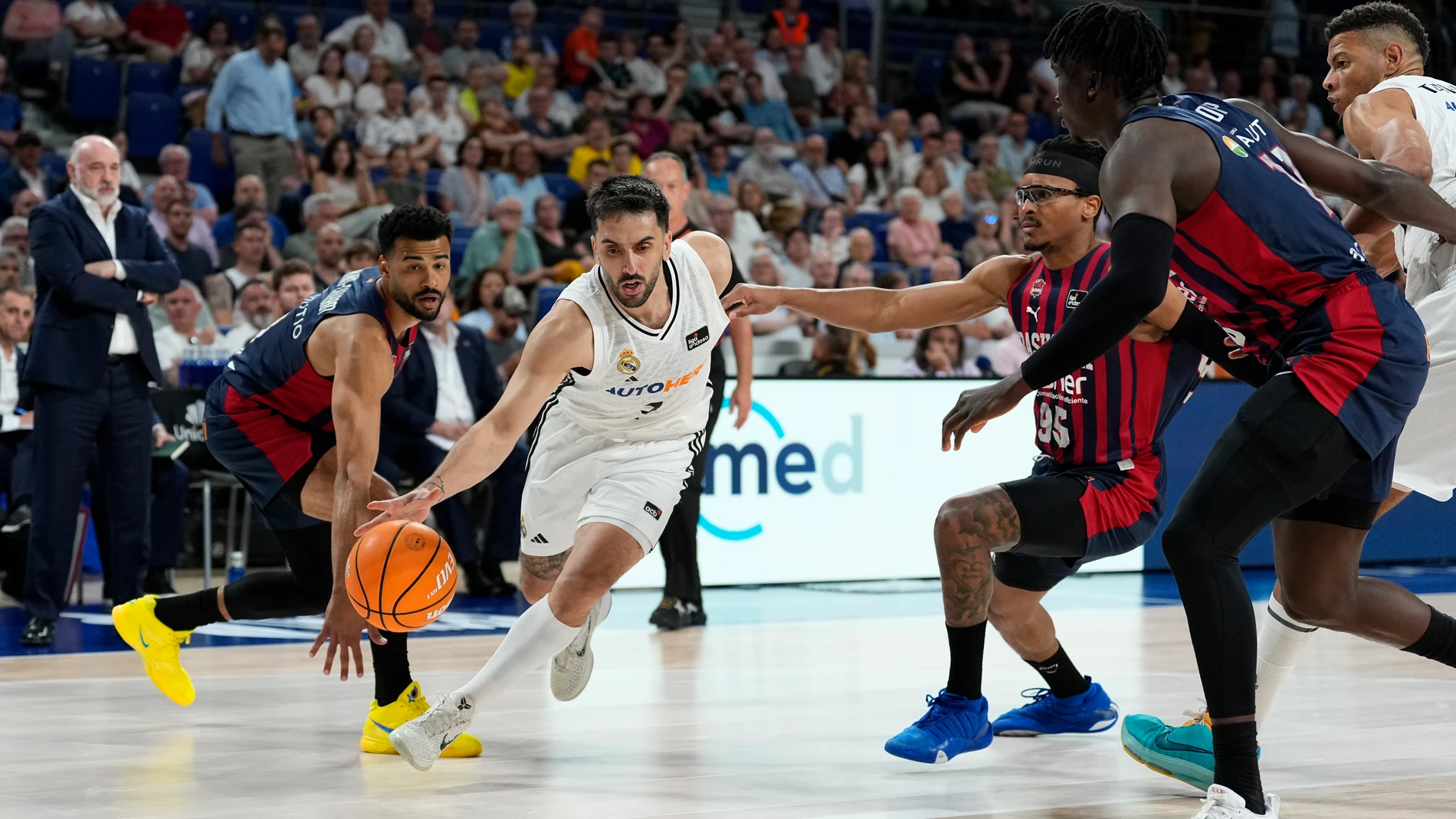 Campazzo escapa de la defensa del Baskonia