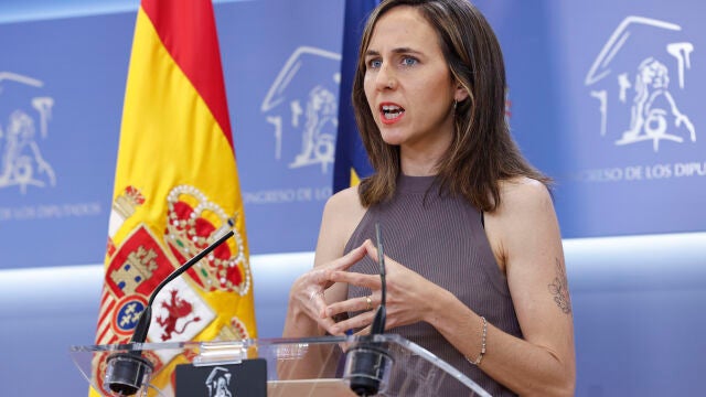 La secretaria general de Podemos, Ione Belarra, atiende a los medios de comunicación en una rueda de prensa