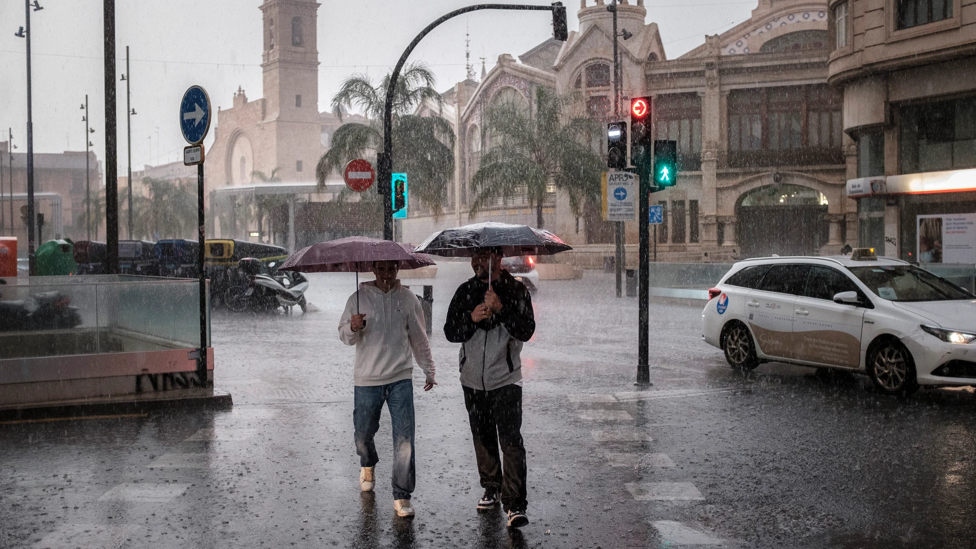 FOTODELDIA Valencia, 03/06/2025. Imagen de las intensas lluvias que han caído hoy martes la capital valenciana. EFE/Biel Aliño.