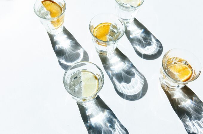 Ni dos litros, ni ocho vasos: cuánta agua debemos beber al día, según la ciencia 