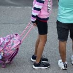 Una niña el primer día de colegio