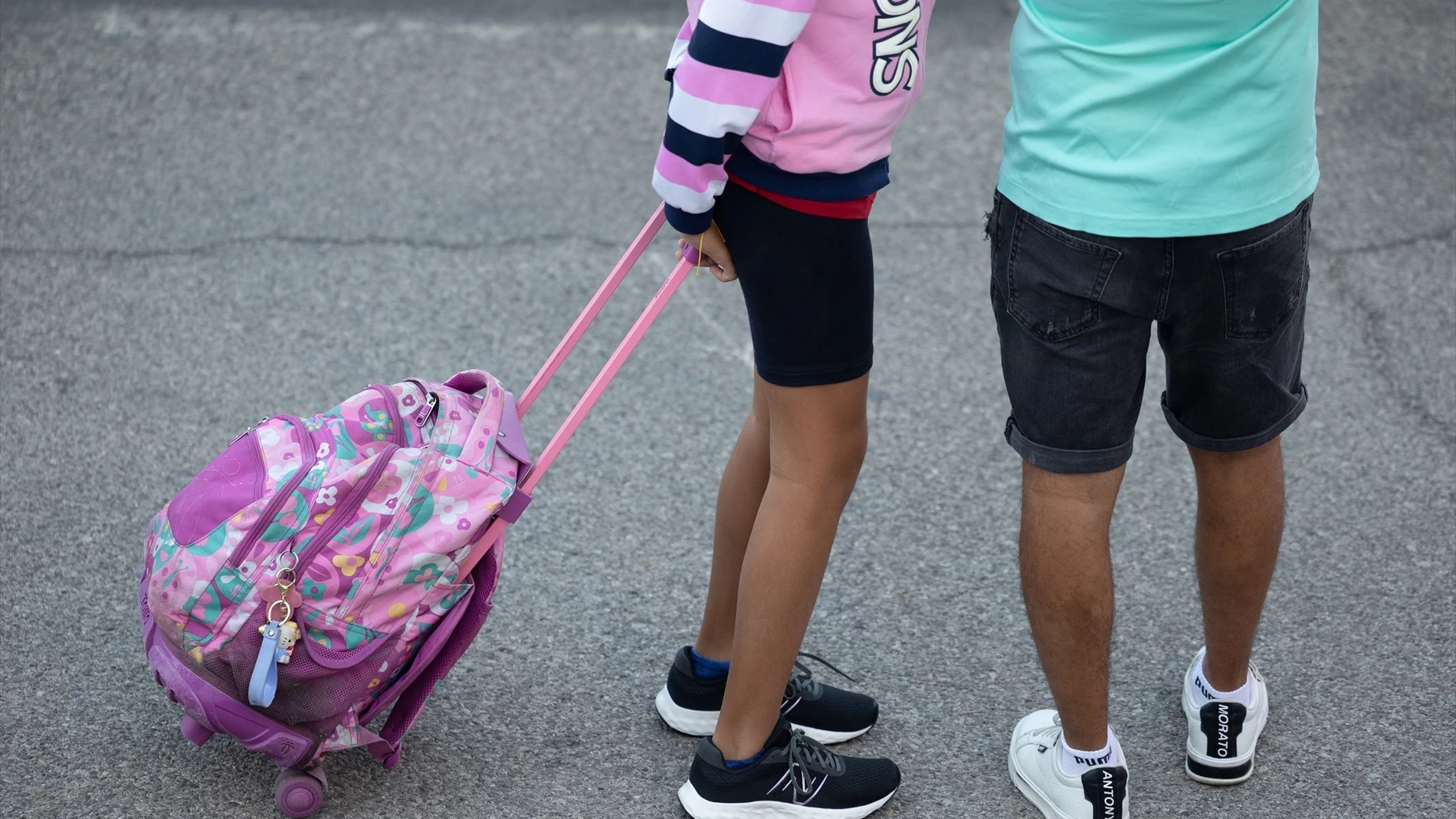 Una niña el primer día de colegio