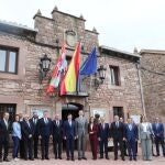 Mañueco junto con los Reyes y el resto de autoridades frente al ayuntamiento de Brañosera