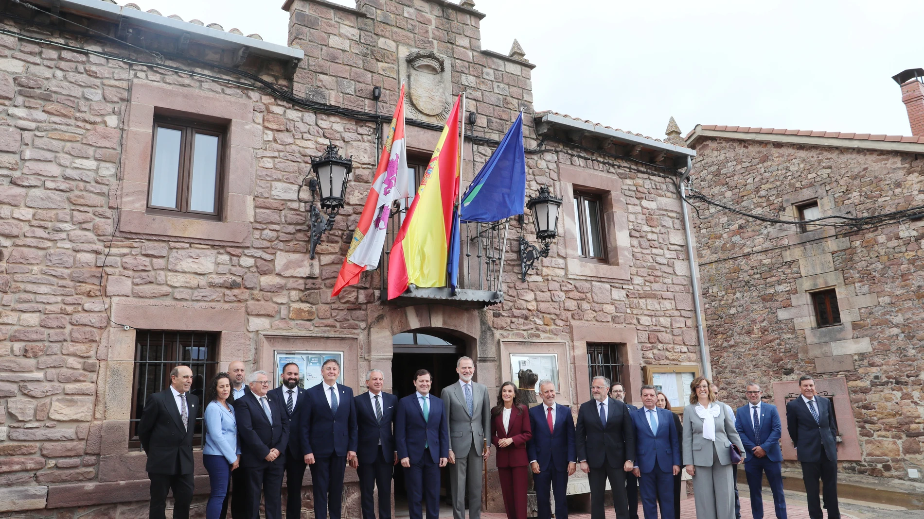 Mañueco junto con los Reyes y el resto de autoridades frente al ayuntamiento de Brañosera