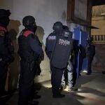 Sucesos.- Más de 400 agentes en un operativo contra el tráfico de armas y drogas en Barcelona y Girona