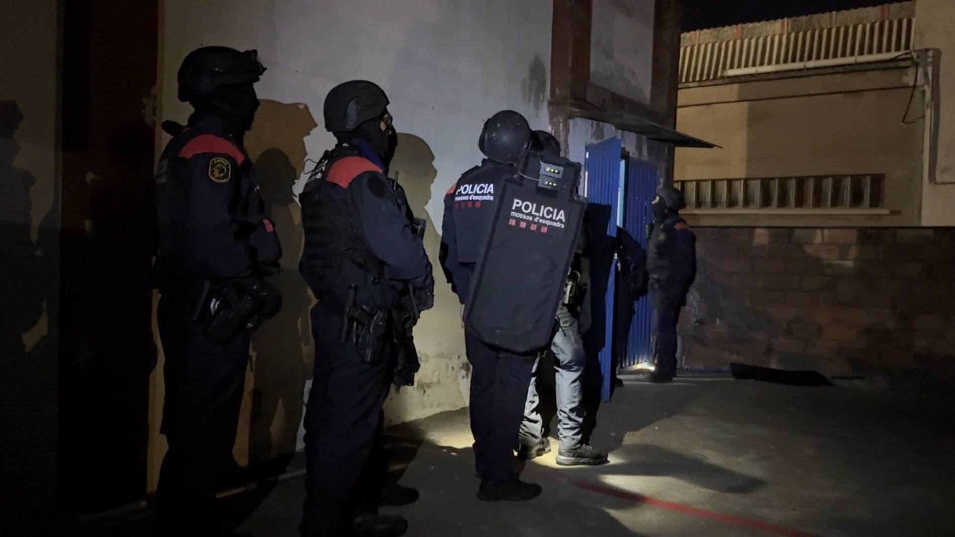 Sucesos.- Más de 400 agentes en un operativo contra el tráfico de armas y drogas en Barcelona y Girona