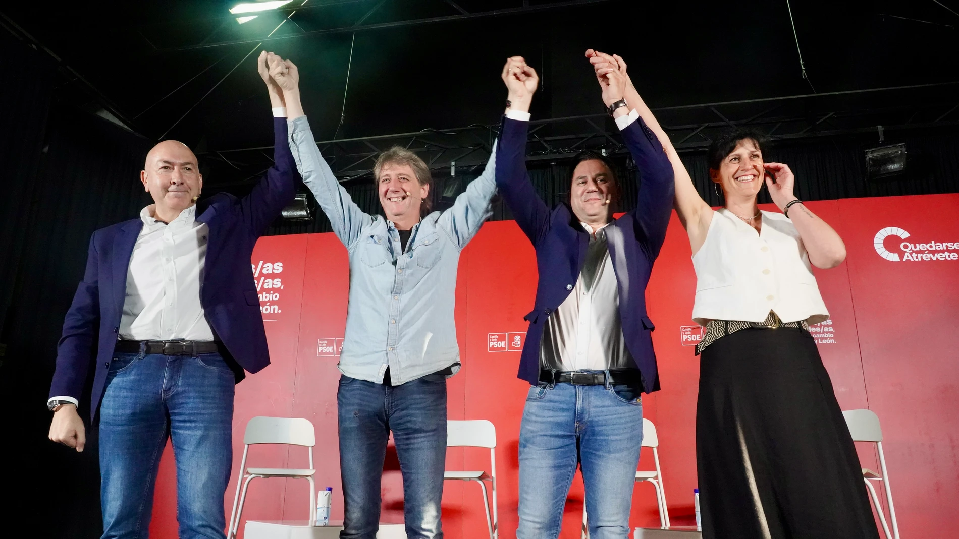Carlos Martínez y Alfonso Cendón durante el encuentro en Jimñenez de Jamuz con alcaldes y concejales del PSOE en la provincia de León