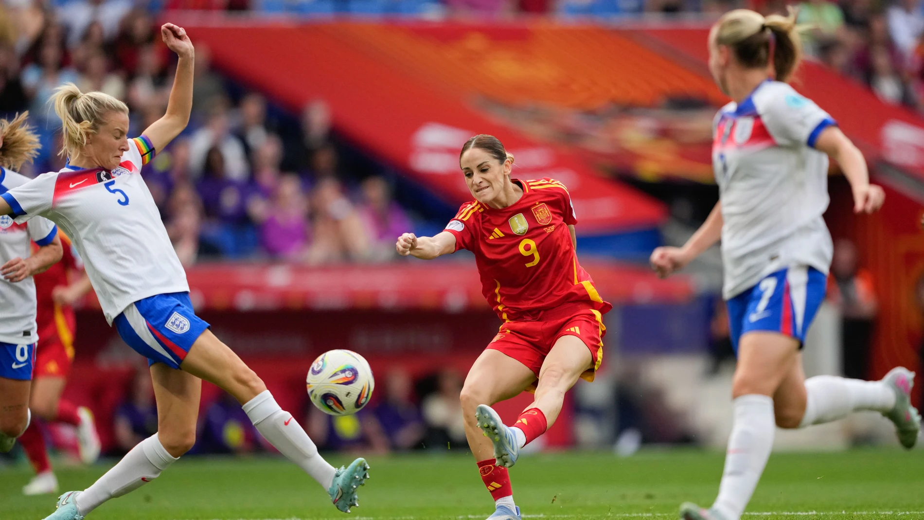 CORNELLÀ DE LLOBREGAT (BARCELONA), 03/06/2025.- La delantera española Esther González (c) disputa un balón con la defensa de Inglaterra Leah Williamson (i) durante el partido de la jornada 6 del grupo C de la Liga de Naciones entre España e Inglaterra, este martes en el RCDE Stadium en Cornellà de Llobregat (Barcelona). EFE/ Alejandro García