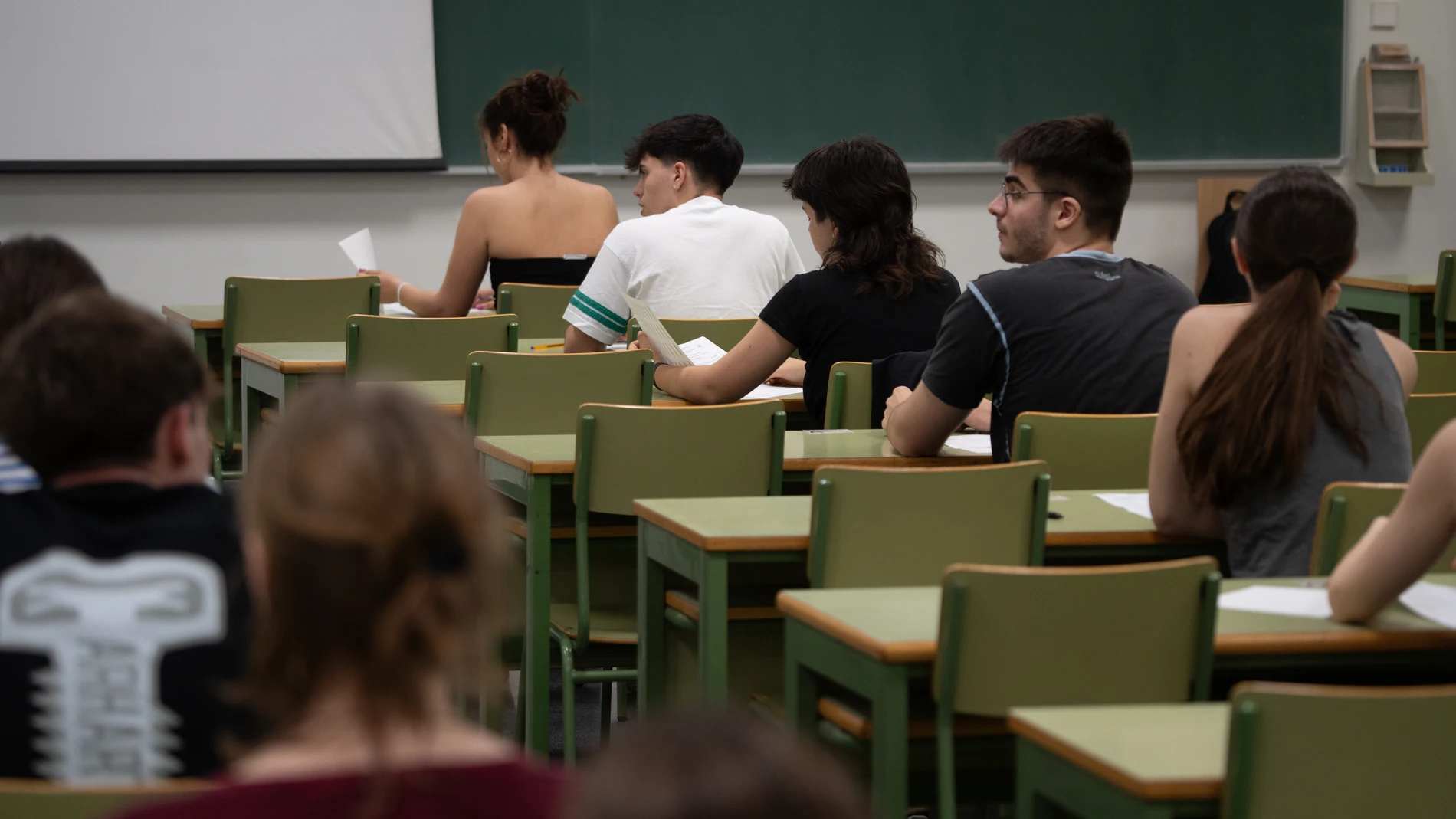 Alumnos antes de comenzar el primer examen de la primera jornada de selectividad 2025 en Valencia, a 3 de junio de 2025, en Valencia, Comunidad Valenciana (España). Más de 13.000 alumnos se enfrentan a la Prueba de Acceso a la Universidad (PAU) que comienza hoy en la Comunidad Valenciana. La prueba de este año viene marcada por un cambio de modelo de examen e incorpora un modelo único. Los afectados por la DANA pueden elegir entre junio o julio para hacer los exámenes en la convocatoria ordin...