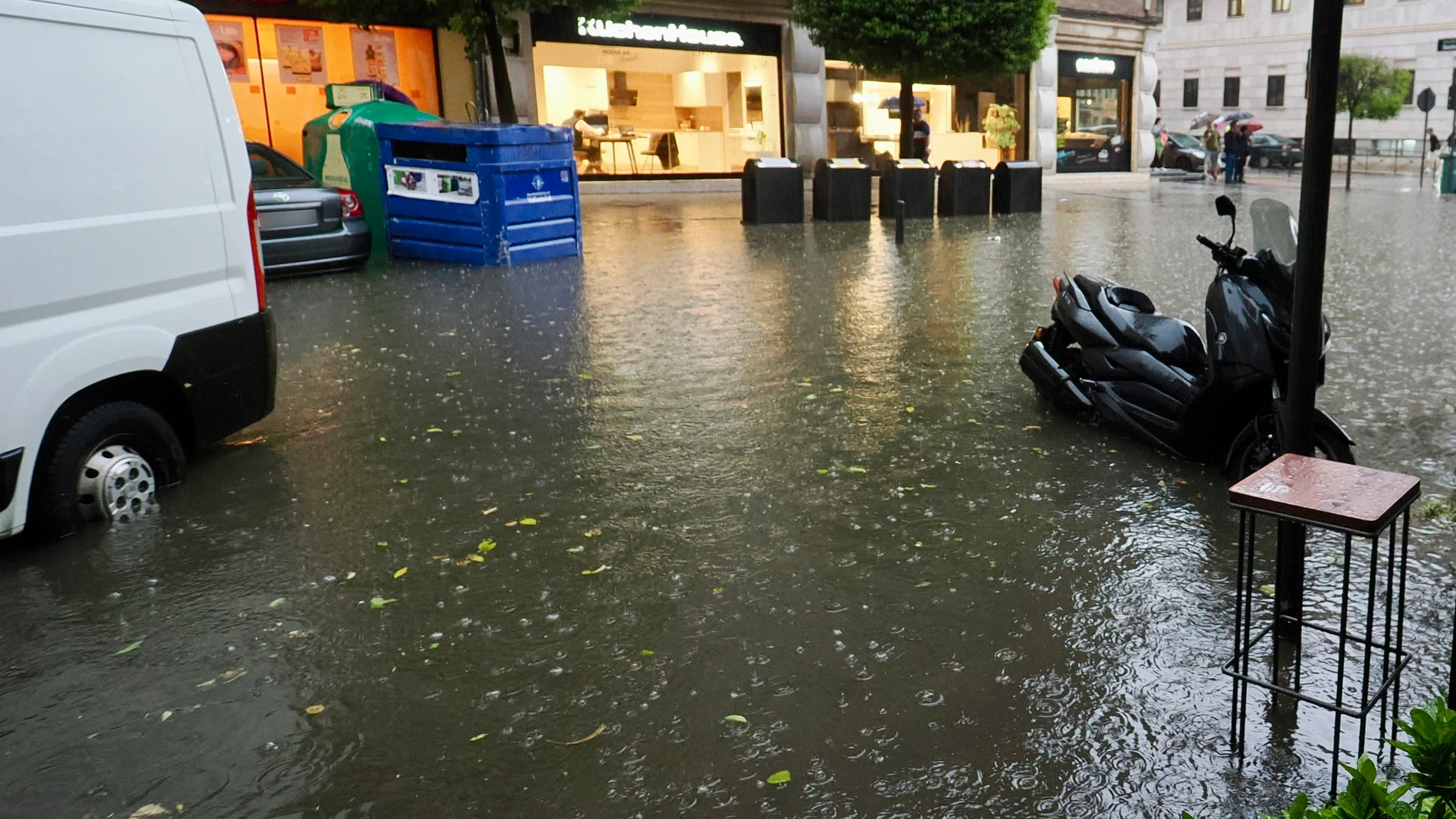 Una calle inundada, a 3 de junio de 2025, en Valladolid, Castilla y León (España). La lluvia intensa ha motivado más de 50 llamadas gestionadas por el Centro de Emergencias Castilla y León 112 por 48 incidencias en la capital (39), Villanubla (ocho) y Santovenia de Pisuerga (una). Los problemas más importantes se han dado en los túneles y las zonas más bajas del centro de la ciudad, con varios túneles anegados por el agua como el de Andrómeda, Panaderos y San Isidro, donde se ha quedado atrap...