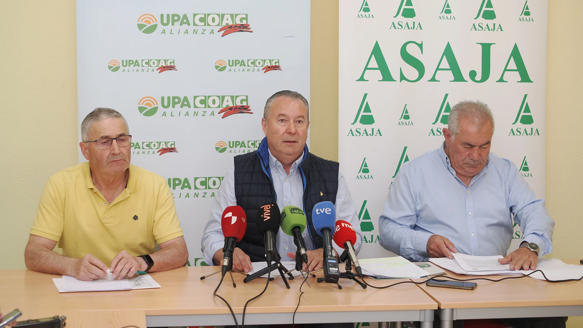 Donaciano Dujo, Aurelio González y Lorenzo Rivera durante la rueda de prensa