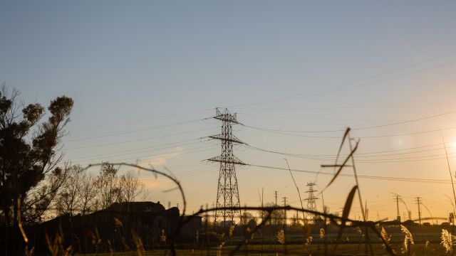 OCU exige al Gobierno aclarar causas del apagón y no cargar al consumidor una prima injustificada en su recibo